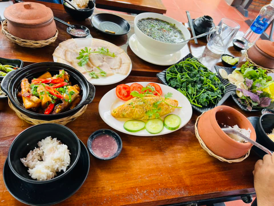 Tìm quán ăn Cơm niêu Lagi, bỏ túi ngay địa điểm này! Bữa cơm bình dân, với đầy đủ món ăn và đậm đà. Tạo cảm giác thân thuộc khi du khách thưởng thức.