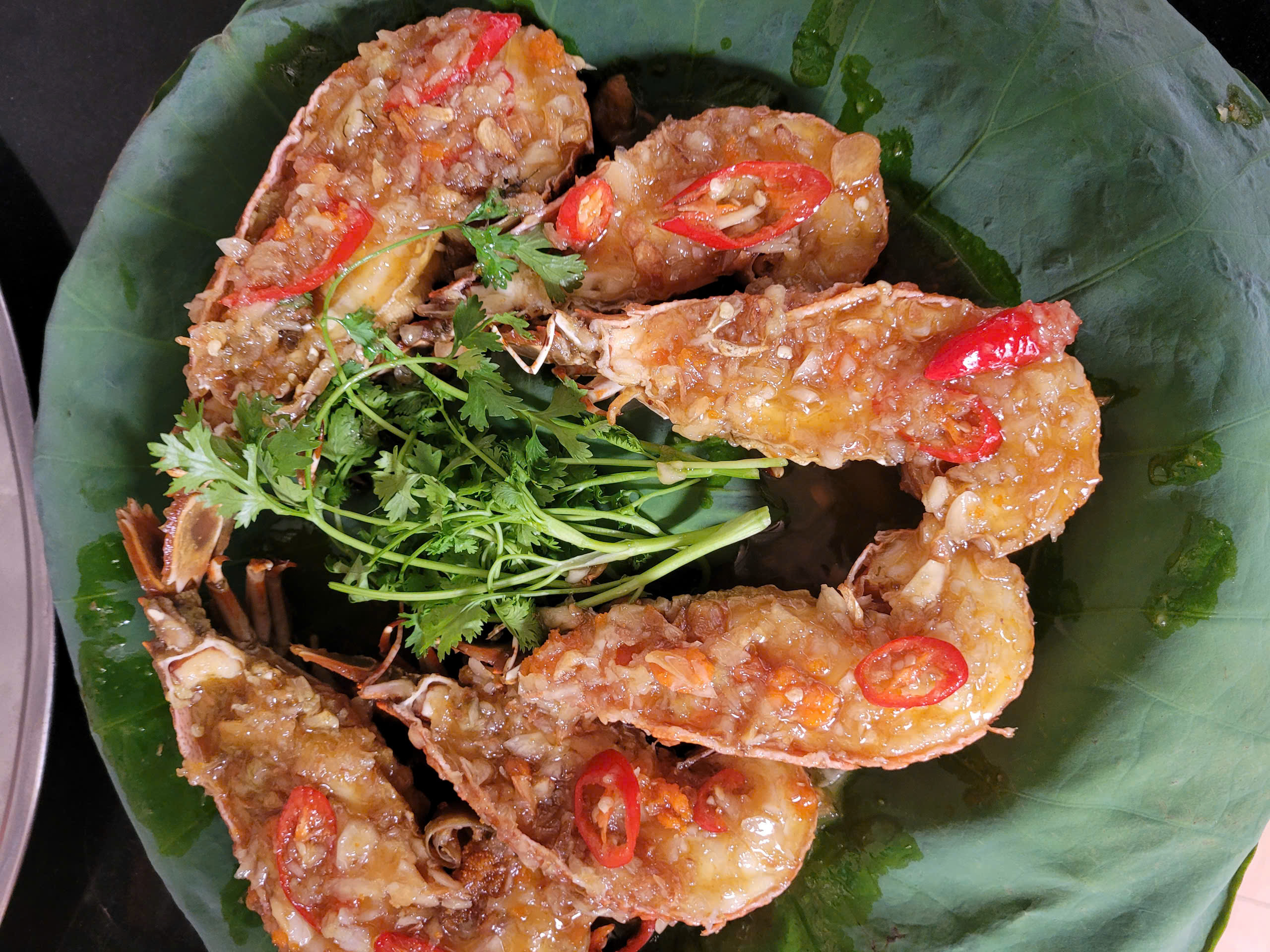 Tìm quán ăn Cơm niêu Lagi, bỏ túi ngay địa điểm này! tôm hùm hấp và rưới nước sốt bơ tỏi lên