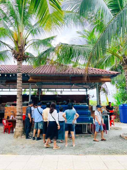 Top 3 Quán Ăn LaGi Bình Thuận Đông Khách, Đáng Thử Khi Đến Du Lịch! Hải sản tươi sống được nuôi, thả trong hồ