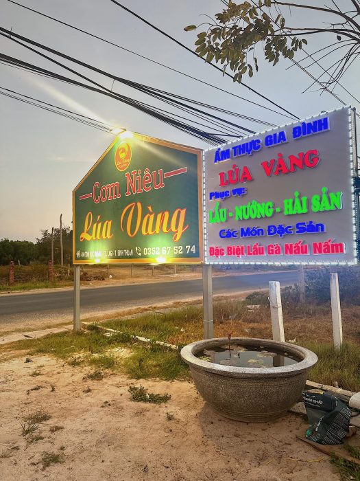 Top 3 Quán Ăn LaGi Bình Thuận Đông Khách, Đáng Thử Khi Đến Du Lịch! Hình ảnh bảng hiệu của Nhà hàng cơm niêu Lúa Vàng