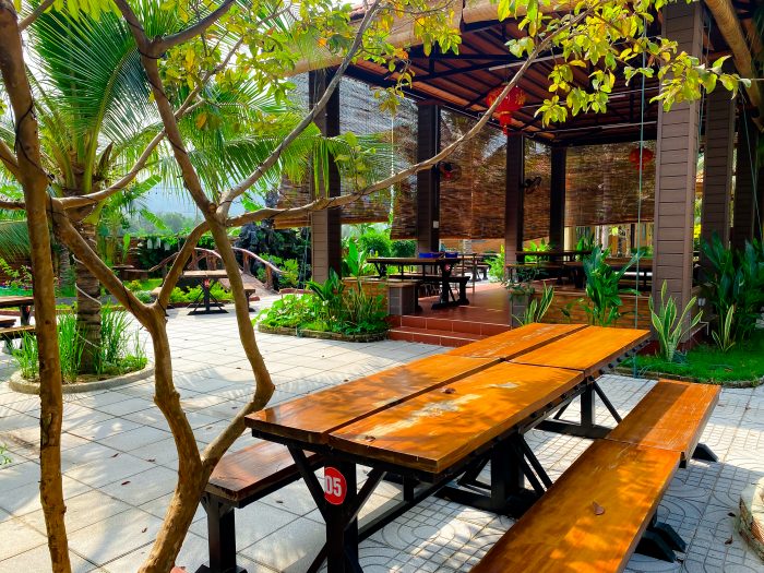 Top 3 Quán Ăn LaGi Bình Thuận Đông Khách, Đáng Thử Khi Đến Du Lịch! Không gian ăn uống nhiều cây cối của nhà hàng Trương Yến