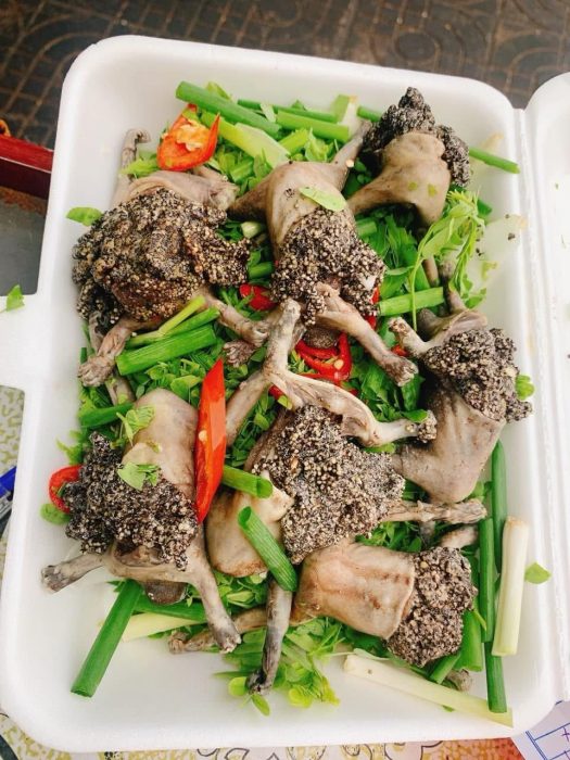 Ếch òn – Đặc sản dân dã tạo nên các món ăn có vị ngon khó cưỡng ếch òn được làm sạch, ướp nhẹ với gừng, hành tím, chút muối rồi đem hấp cách thuỷ